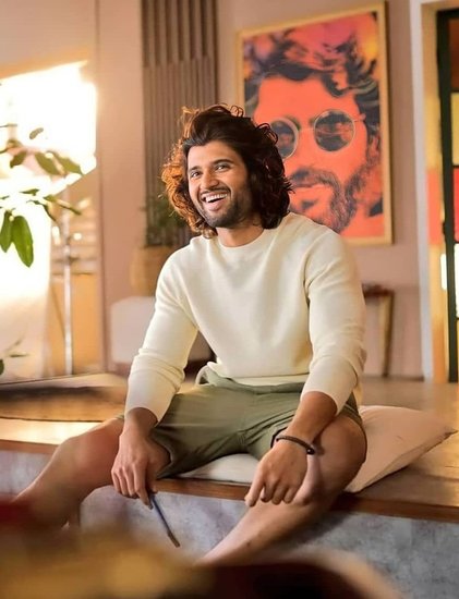 लेकिन उससे पहले मैं अपने रिश्ते पर कुछ नहीं कहना चाहूंगा। हो सकता है कि इससे किसी का दिल टूट जाए। (Photo: Vijay Deverakonda Instagram) (यह भी पढ़ें: ‘हम दोनों एक कमरे में हैं तो नुकीली चीजें छिपानी पड़ेंगी’, जानिए तलाक पर पूर्व पति के लिए क्या बोलीं सामंथा)