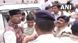 MP Zilla Panchayat Election: बीच सड़क शिवराज के मंत्री से गए भिड़ गए दिग्विजय सिंह, धांधली का आरोप