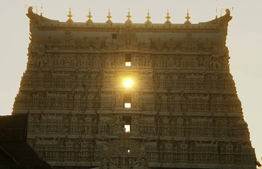 Temples where women are not allowed: देश में कई मंदिर ऐसे हैं जो अपने अजीबोगरीब कारणों से कई बार चर्चा में रहे हैं। इनमें से कुछ तो इस कारण भी चर्चा में रहते हैं कि वहां पर महिलाओं की एंट्री बैन है। हालांकि ऐसे मंदिरों में से कुछ में महिलाओं के प्रवेश पर से निषेध हट गया है। वैसे अब भी कई मंदिर हैं जहां महिलाओं का जाना वर्जित है। आइए डालते हैं देश के कुछ ऐसे ही प्रसिद्ध मंदिरों के नाम:
