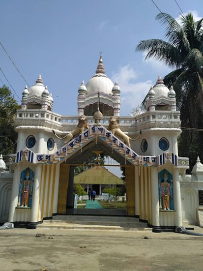 असम के बारपेटा जिले में स्थित पटबौशी सतरा मंदिर में महिलाओं की एंट्री पर बैन है। हालांकि साल 2010 में कुछ महिलाओं ने मंदिर में प्रवेश किया था लेकिन बाद में फिर से बैन लग गया था।