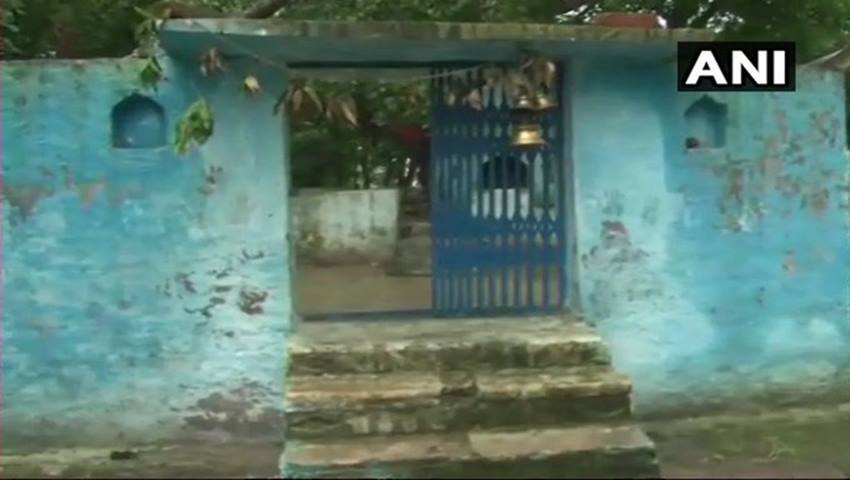 उत्तर प्रदेश के हमीरपुर जिले के ऋषि ध्रूम आश्रम व मंदिर प्रांगण में महिलाएं नहीं जा सकती हैं। हालांकि एक बार लोकल विधायक मनीषा वहां गई थीं। इसके बाद आश्रम से जुड़े लोगों ने गंगाजल से मंदिर का 'शुद्धिकरण' करवाया था।