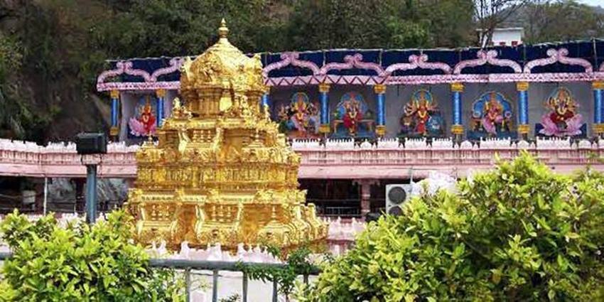 आंध्र प्रदेश के विजयवाड़ा शहर में देवी दुर्गा के मंदिर, भवानी दीक्षा मंडपम में महिलाओं को गर्भगृह में प्रवेश करने की अनुमति नहीं है। (Photos: Free Images from Google)