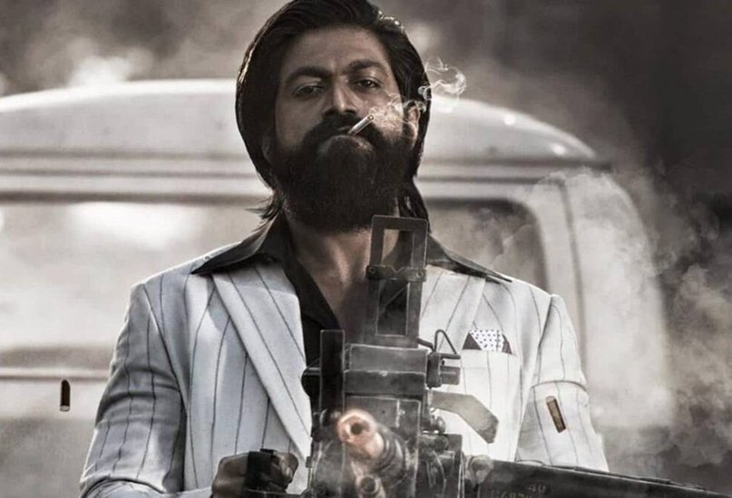 Yash: आज यश का नाम सबसे महंगे और बड़े कलाकारों में लिया जाता है। हाल ही में रिलीज हुई उनकी फिल्म केजीएफ 2 ने कमाई के कई रिकॉर्ड तोड़ डाले। यश ने अपने करियर की शुरुआत टीवी शो उत्तरायण और नंदा गोकुला से की थी। 