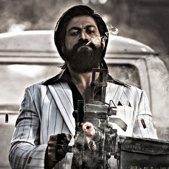 Yash: अप्रैल में रिलीज हुई यश की फिल्म केजीएफ 2 ने कई रिकॉर्ड तोड़ दिए। अब वह केजीएफ 3 की तैयारी कर रहे हैं। 