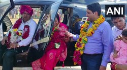 Rajasthan: टीचर पद से मां हुई रिटायर तो हेलीकॉप्टर से लेने पहुंचा बेटा, कहा- आज जो भी हूं मां की बदौलत हूं