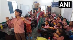 यूपीः अलीगढ़ के सरकारी स्कूल में 1 से 5 तक की क्लास एक कमरे में, वीड‍ियो देख लोगों ने पूछा- डबल इंजन में भी यह हाल?