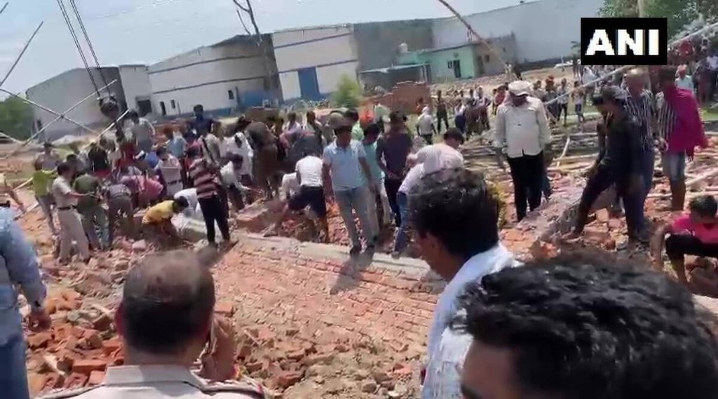 दिल्ली के अलीपुर में गिरी गोदाम की दीवार, पांच लोगों की दर्दनाक मौत, अभी भी मलबे में कई लोगों के फंसे होने की आशंका