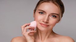 Make Up Tips: फाउंडेशन और कंसीलर का इस्तेमाल परफेक्ट तरीके से करने के लिए किस तरह करें ब्यूटी ब्लेंडर इस्तेमाल, जानिए तरीका