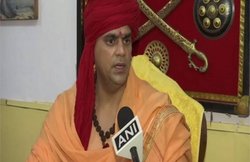 LuLu Mall Lucknow: लुलु मॉल में नमाज पढ़ने वालों पर FIR दर्ज, स्वामी चक्रपाणि बोले- ये मॉल जिहाद है