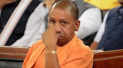 UP : सीएम योगी से मिलने की मांग पर अड़ा युवक पेड़ पर चढ़ा, नीचे कंबल लेकर खड़े रहे पुलिसकर्मी