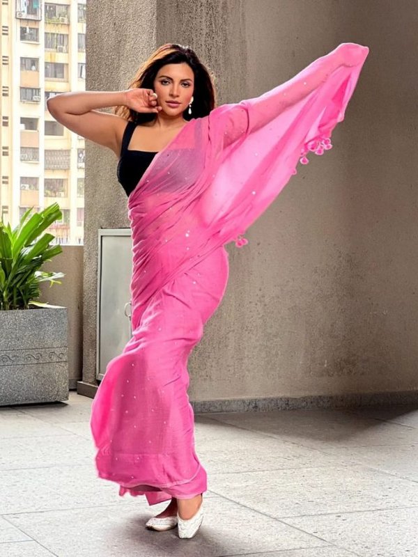 cropped-SHAMA-SIKANDER-IN-SAREE-LOOK-VISUAL-TREA-FOR-FANS-2.jpeg