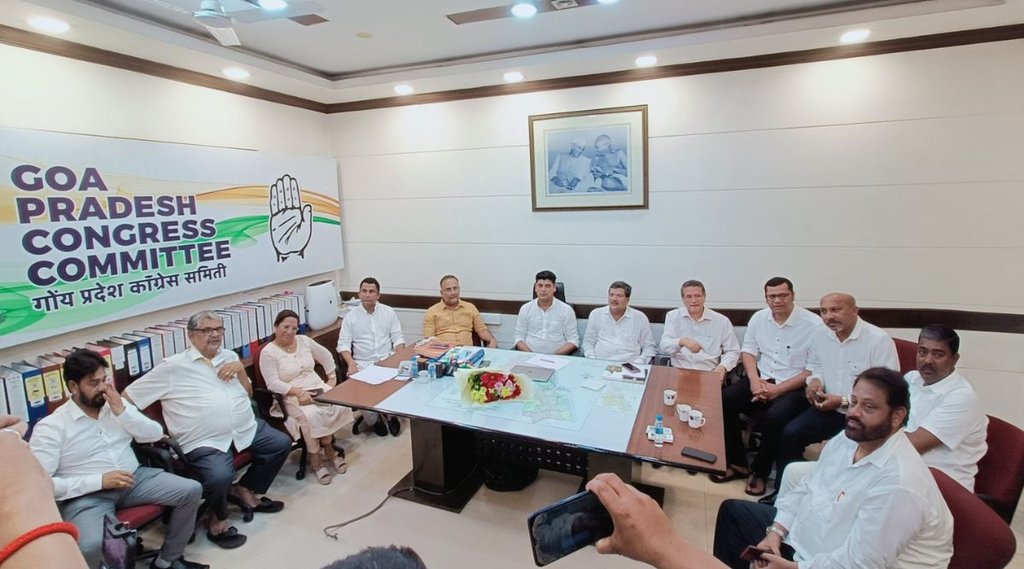 गोवा कांग्रेस के 11 में से 10 विधायक मीटिंग में पहुंचे (Photo Source- twitter/ @INCGoa)
