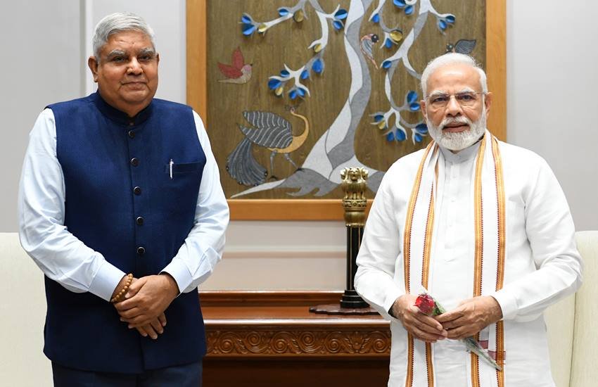 पश्चिम बंगाल के राज्यपाल जगदीप धनखड़ (Jagdeep Dhankhad) एनडीए की ओर से उप राष्ट्रपति (Vice President) के उम्मीदवार बनाए गए हैं। देश के मौजूदा उपराष्ट्रपति वेंकैया नायडू (Venkaiah Naidu) का कार्यकाल 11 अगस्त को समाप्त हो रहा है। भारत में अब तक सिर्फ छह नाम ऐसे हैं जो उपराष्ट्रपति के बाद राष्ट्रपति (President Of India) बने। आइए डालते हैं उन नामों पर एक नजर: