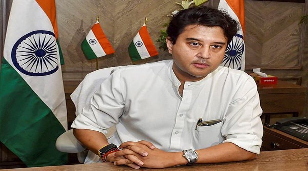 ज्योतिरादित्य सिंधिया के सरकारी बंगले में भरा नाले का पानी, पूरी रात निकालते रहे कर्मचारी, वायरल हो रहा वीडियो ज्योतिरादित्य सिंधिया के सरकारी बंगले में भरा नाले का पानी, पूरी रात निकालते रहे कर्मचारी, वायरल हो रहा वीडियो