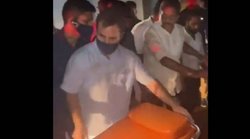 नाविका कुमार और सुशांत सिन्हा सहित कई एंकरों ने की राहुल गांधी की तारीफ, मजे लेते हुए लोग बोले – अकाउंट हैक हो गया है क्या