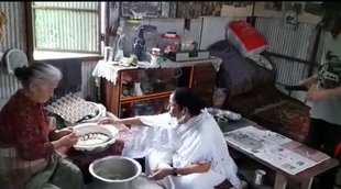 maamta banerjee| momos| darjeeling