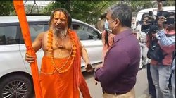 कुछ ऐसे सत्ता विरोधी हैं जो देश विरोधी भी हैं- ओवैसी का पोस्टर जला महंत परमहंस दास ने लगाया आरोप, दी धमकी