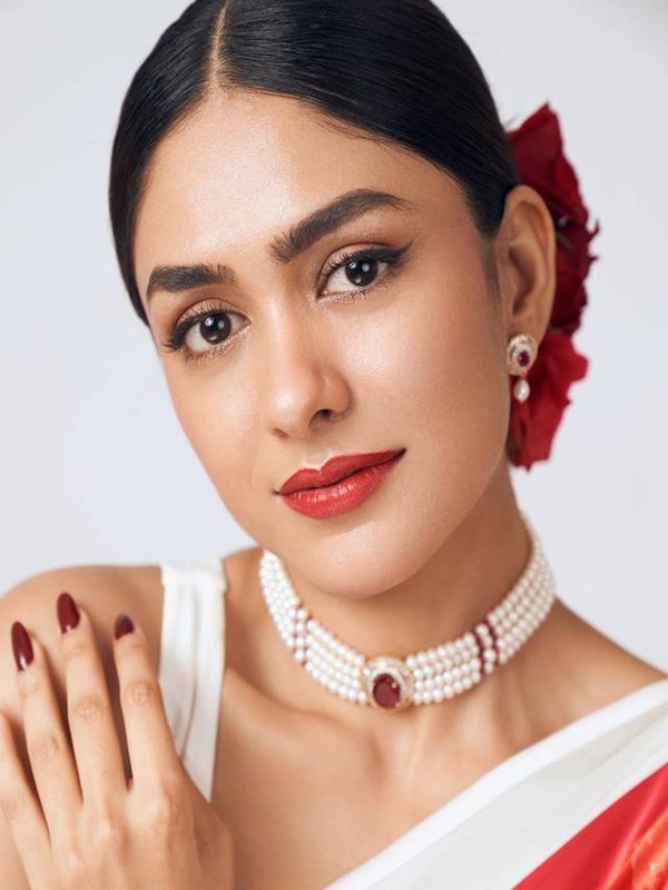 mrunal thakur