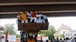 Kanwar Yatra 2022: कांवड़ियों पर पुष्प वर्षा करने के लिए बुलडोजर पर चढ़ गए मुशर्रफ अली