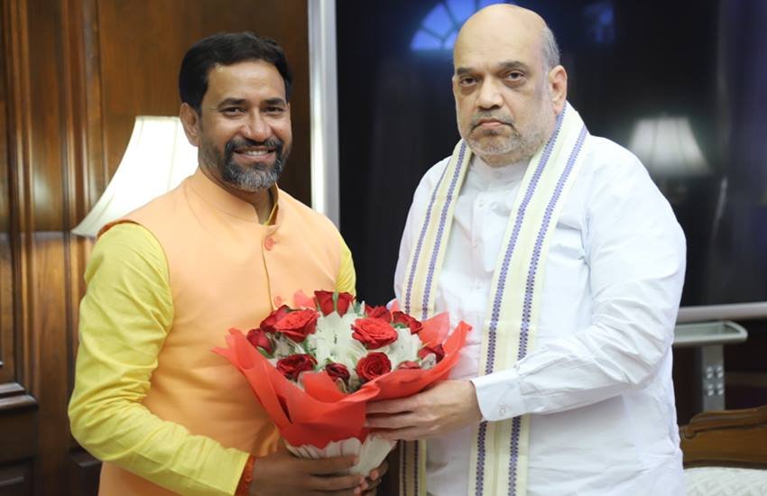 2022 में आजमगढ़ से जीातकर निरहुआ लोकसभा पहुंचे हैं। इसके साथ ही बोजपुरी के तीन चर्चित कलाकार संसद के सदस्य बन गए हैं।