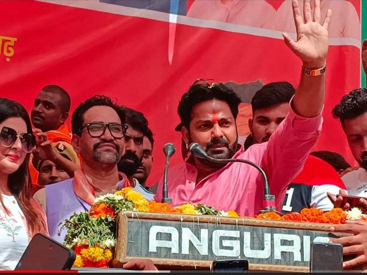 एक इंटरव्यू में निरहुआ से पूछा गया कि अगला कौन सा भोजपुरी कलाकार होगा जो संसद पहुंच सकता है। इसके जवाब में निरहुआ ने पवन सिंह का नाम लिया।