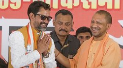 सीएम योगी के साथ कैसे हुई निरहुआ की पहली मुलाकात, पढ़ें पूरी कहानी