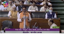 लोकसभा में शपथ के बाद निरहुआ बोले- जय भारत, जय भोजपुरी, पीएम मोदी के सामने जोड़े हाथ, इस नेता के छुए पैर