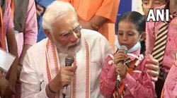 Video: वाराणसी में जब पीएम मोदी के सामने मंत्रोच्चारण करने लगे स्कूली बच्चे, योग करके भी दिखाया