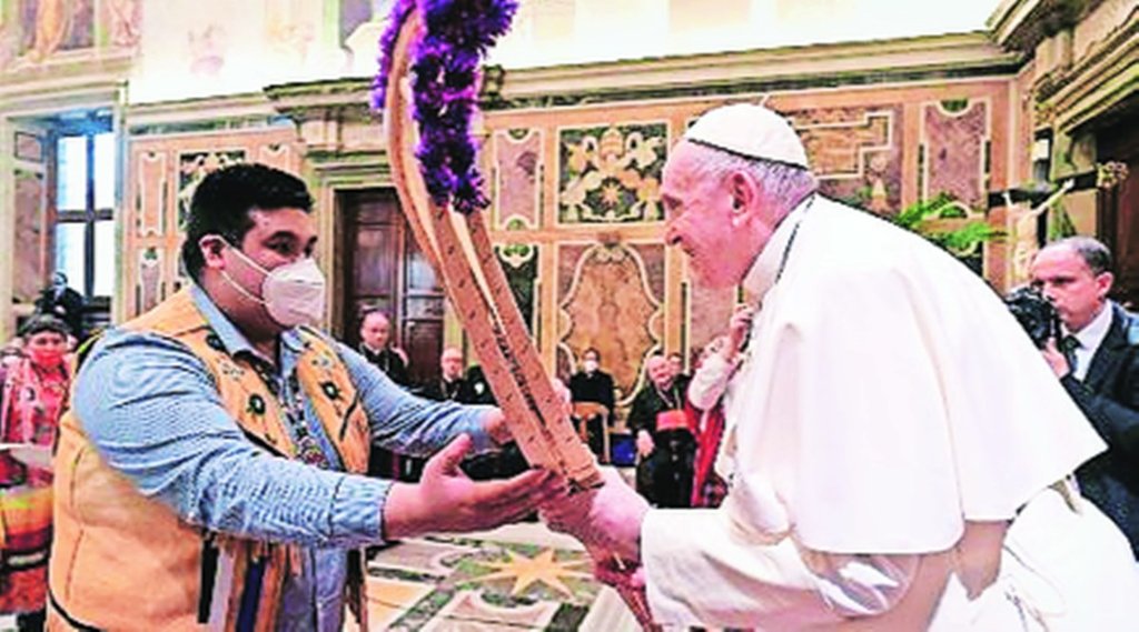 कनाडा पहुंचे पोप, मूलनिवासियों से मांगेंगे माफी