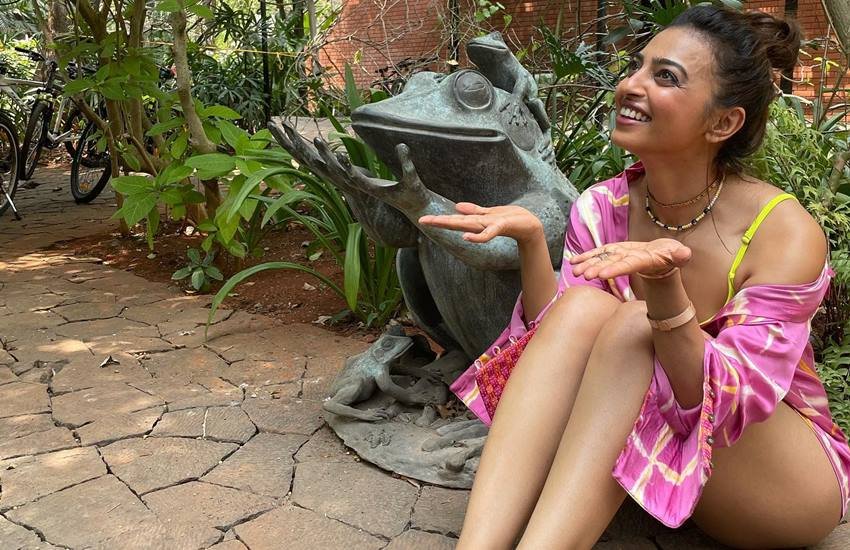 Radhika Apte: कई बॉलीवुड फिल्मों और वेब सीरीज में अपनी अदाकारी का लोहा मनवाने वाली राधिका आप्टे किसी पहचान की मोहताज नहीं हैं। राधिका शादीशुदा हैं और लंदन में ही पति के साथ रहती हैं। राधिका ने हाल ही में एक इंटरव्यू में बताया कि उनकी शादी की कोई भी तस्वीर उनके पास नहीं है।