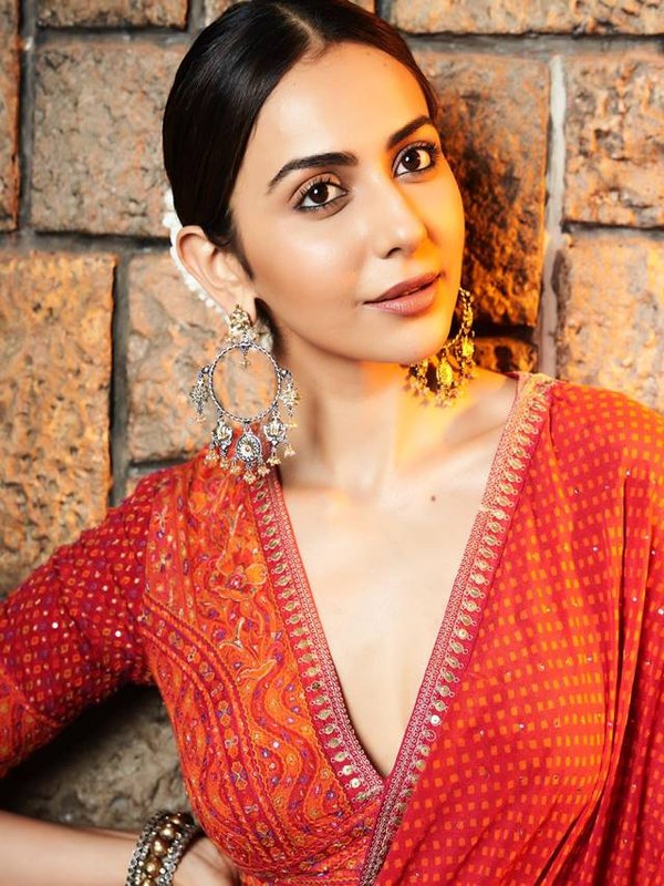 rakul stuns