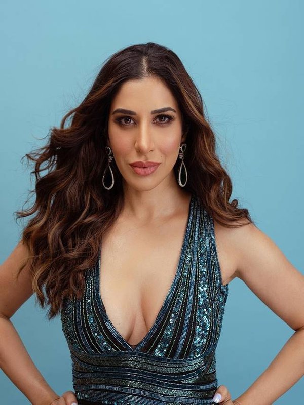 sophie stunning look