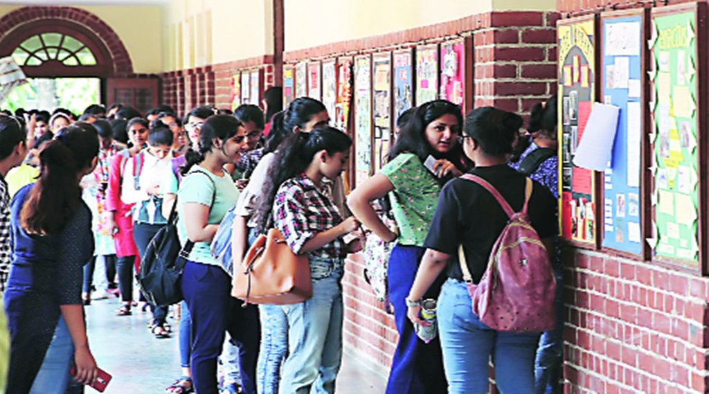 गिरते रुपए से टूट रहीं अमेरिका में भारतीय विद्यार्थियों की उम्मीदें