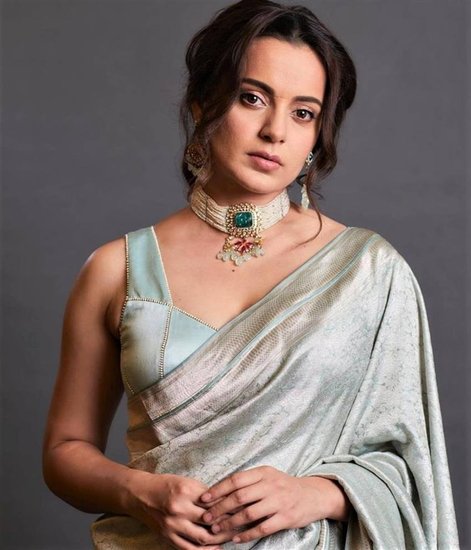 Kangana Ranaut: तस्लीमा कंगना रनौत पर भी कमेंट कर चुकी हैं। दरअसल 2017 में एक टीवी न्यूज प्रोग्राम में कंगना रनौत ने रितिक रोशन पर कई आरोप लगाए थे। तब तस्लीमा ने ट्वीट किया था- कंगना को मैंने 'आप की अदालत' में देखा। यह बहुत पसंद आया। इसके बाद मैंने रितिक के लिए उनके ईमेल पढ़े। रितिक के लिए एकदम पागल। मैं कंफ्यूज हूं। लेकिन मुझे नहीं लगता कि वह asperger's से जूझ रही हैं।