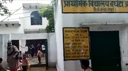 School Teachers Video Viral: स्‍कूल में भरा पानी, बच्‍चों एक के बाद एक लगाई कुर्सियों की लाइन, हरदोई में टीचर बच्चों से करवा रहीं थी मसाज के बाद हुईं निलंबित, वायरल हुए वीडियो