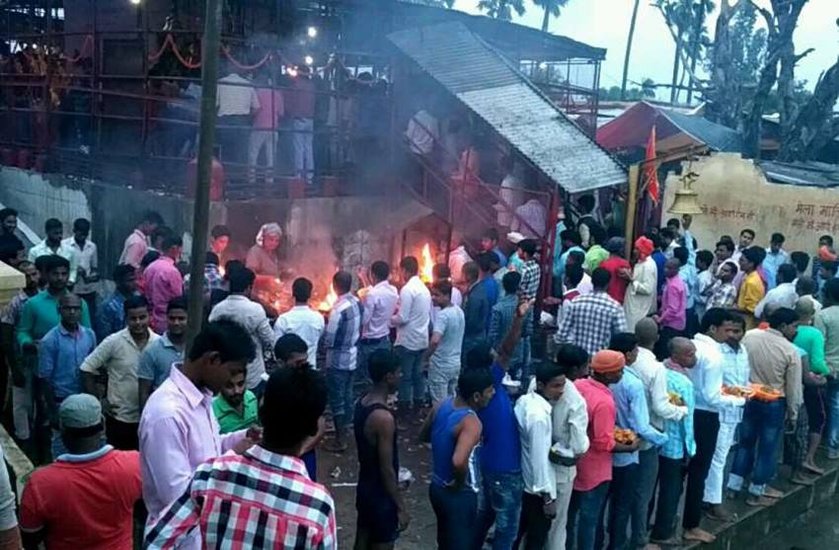 उत्तर प्रदेश के गोरखपुर स्थित तरकुलहा देवी मंदिर में बकरे का मांस प्रसाद के तौर पर चढ़ाया जाता है।