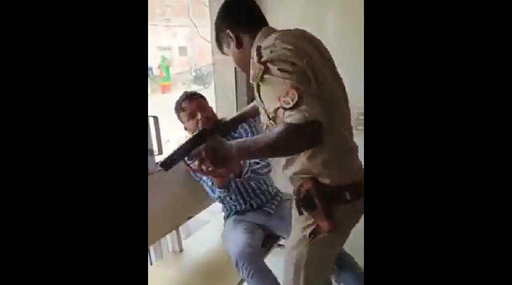 UP, Balrampur, Policeman, Threat with revolver, UP Police, UP News UP, Balrampur, Policeman, Threat with revolver, UP Police, UP News