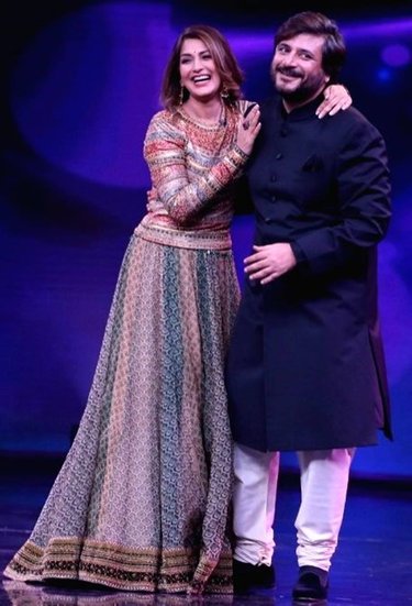 बॉलीवुड में कई ऐसी एक्ट्रेसेस रही हैं जिन्होंने अपनी फिल्म के डायरेक्टर से दिल लगा लिया। साथ काम करते हुए प्यार हुआ तो किसी ने शादी कर अपने रिश्ते को अंजाम तक पहुंचाया तो कुछ का शादी से पहले ही ब्रेकअप हो गया। अपने डायरेक्टर्स से शादी करने वालीं एक्ट्रेसेस में कुछ ऐसी भी हैं जिनका तलाक भी हो गया। डालते हैं ऐसी ही एक्ट्रेसेस पर एक नजर: 