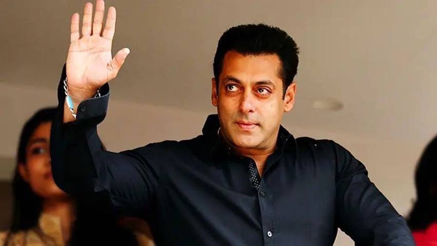 Salman Khan Close Aides in Bollywood: सलमान खान बॉलीवुड का बहुत बड़ा नाम हैं। इतने बड़े कि उनके नाम से ही फिल्में चल जाती हैं। सलमान का नाम बॉक्स ऑफिस पर सफलता की गारंटी बन चुका है। बॉलीवुड में सलमान खान का रुतबा भी बहुत है। सलमान से दुश्मनी कई सेलेब्स को इतनी भारी पड़ी कि उनका करियर ही खत्म हो गया। वहीं कई एक्टर्स ना सिर्फ सलमान की गुड बुक्स में हैं बल्कि उनके बेहद करीब भी हैं। सलमान की हजार कोशिशों के बाद भी इन एक्टर्स का करियर फ्लॉप ही रहा है अब तक:  