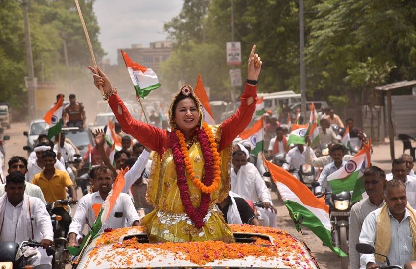 Sonali Phogat: टिकटॉक स्टार से राजनीतिक तक का सफर तय करने वालीं सोनाली फोगाट अब इस दुनिया में नहीं हैं। गोवा में संदिग्ध परिस्थितियों में उनकी मौत ने कई सवाल खड़े किये हैं। पुलिस जांच कर रही है। सोनाली फोगाट चर्चित टीवी शो बिग बॉस का भी हिस्सा रही थीं। शो में उन्होंने अपनी निजी जिंदगी से जुड़े राज भी बताए थे।