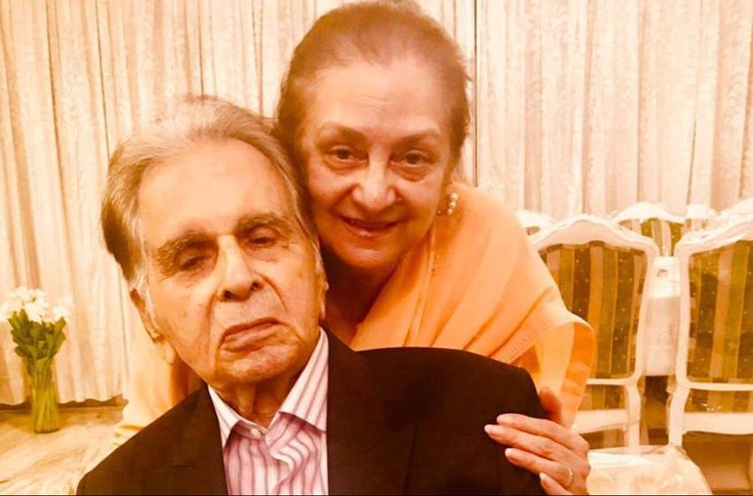 Rajesh Khanna Dilip Kumar Saira Banu: राजेश खन्ना और दिलीप कुमार दोनों ही बॉलीवुड के बहुत बड़े नाम हैं। देश के पहले सुपरस्टार राजेश खन्ना हमेशा दिलीप कुमार को फॉलो किया करते थे। राजेश खन्ना दिलीप कुमार को एक्टिंग की स्कूल कहा करते थे। दोनों एक दूसरे के काफी करीब भी थे। दिलीप कुमार की पत्नी सायरा बानो राजेश खन्ना के साथ कभी काम नहीं किया। उन्होंने खुद इसके पीछे की वजह बताई थी।