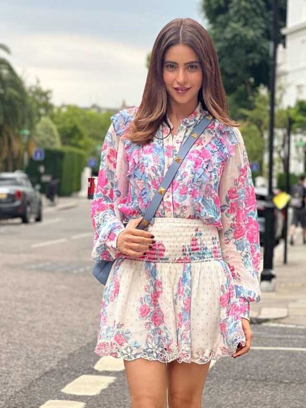 AAMNA SHARIFF IN SHORT DRESS WALKING ON LONDON STREET