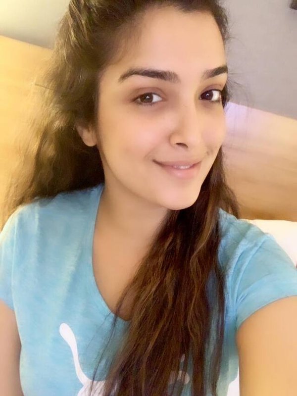 AAMRAPALI DUBEY IN NO-MAKEUP LOOK