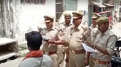 ढोल पीटते पीटते अब्बास अंसारी के घर पहुंची यूपी पुलिस तो लोगों ने राजभर को लेकर पूछा ये सवाल