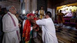 मथुरा में चाट खाते हुए अखिलेश यादव ने पूछा- अरे अडानी वाला तेल पिला रहे हो