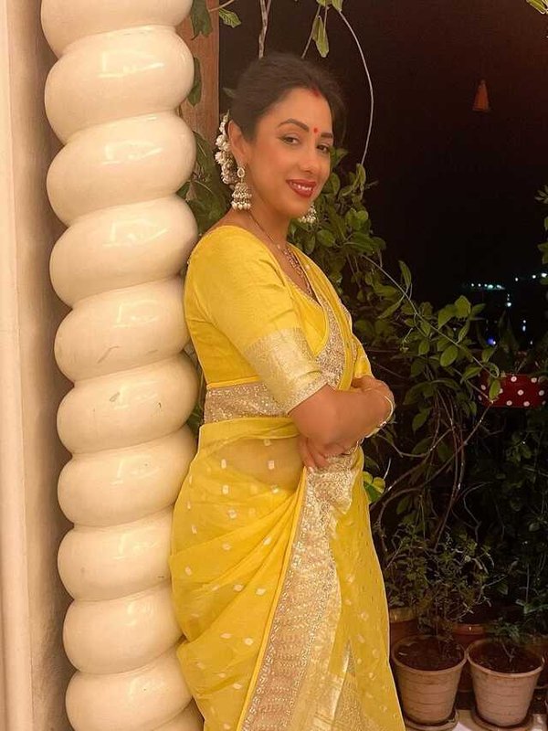 AKSHAY KUMAR GIFTED ANUPAMA YELLOW SAREE