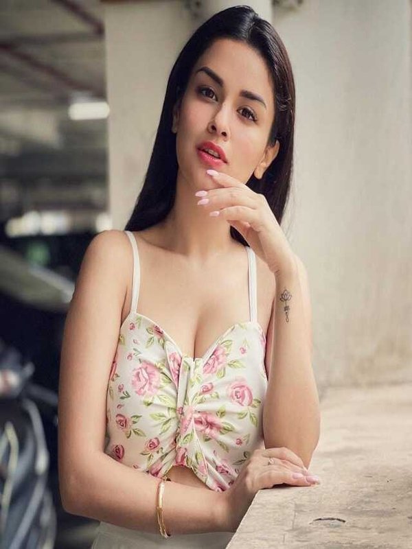 AVNEET KAUR IN BRALET GORGEOUS LOOK