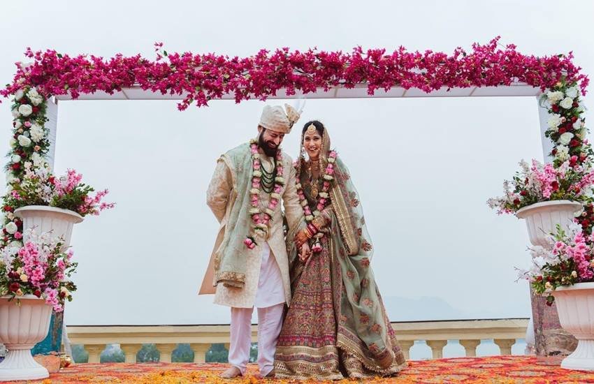 टेलीविजन इंडस्ट्री में कई ऐसे एक्टर्स हैं जिन्होंने साथ काम किया और फिर आगे चलकर शादी भी रचाई। वहीं कई टीवी एक्टर्स ऐसे भी हैं जो रिलेशनशिप में तो रहे लेकिन उनका रिश्ता ज्यादा दिन नहीं चला औऱ ब्रेकअप हो गया। ब्रेकअप के बाद इन टीवी स्टार्स ने इंडस्ट्री के बाहर के शख्स को अपना हमसफर बनाया। आइए डालते हैं ऐसे ही चंद चर्चित नामों पर एक नजर: 