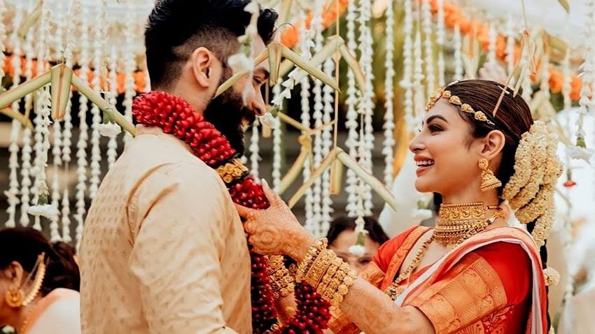 Mouni Roy: मौनी रॉय का गौरव चोपड़ा, मोहित रैना और पुलकित सम्राट संग नाम जुड़ा था। मोहित के साथ वह लंबे टाइम तक रिलेशनशिप में रहीं। ब्रेकअप के बाद मौनी ने इंडस्ट्री के बाहर सूरज नाम्बियार से शादी की है। 