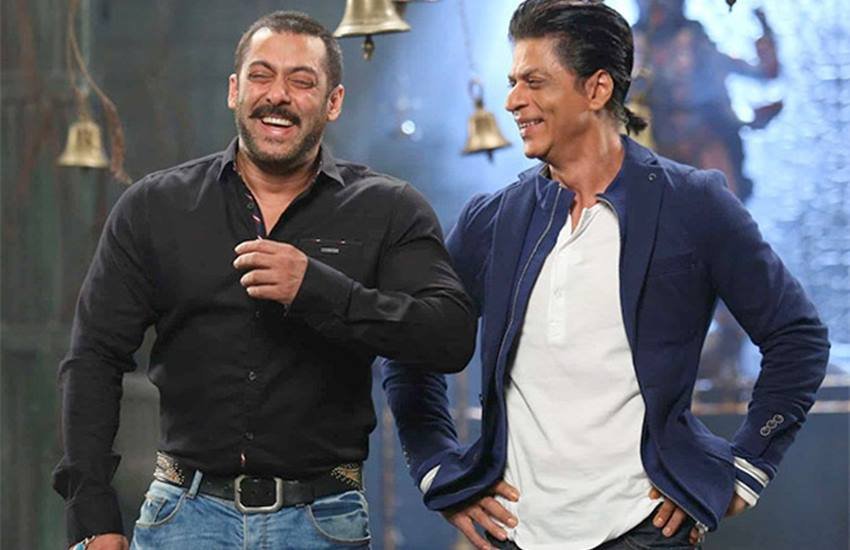 Actor's Plastic Surgery: बॉलीवुड सेलेब्स में सर्जरी करवाने का चलन कोई नई बात नहीं है। पिछले कुछ दशक में कई एक्ट्रेसेस ने अट्रैक्टिव दिखने के लिए प्लास्टिक सर्जरी करवाने की बात कबूली है। वैसे सुंदर और जवां दिखने के लिए सिर्फ एक्ट्रेसेस ही नहीं एक्टर्स भी सर्जरी का सहारा लेते हैं। कई बड़े मेल सुपरस्टार्स हैं जिन्होंने सर्जरी करवाई है। आइए डालते हैं एक नजर: 